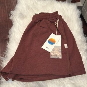 Vuori boyfriend short in cedar heather